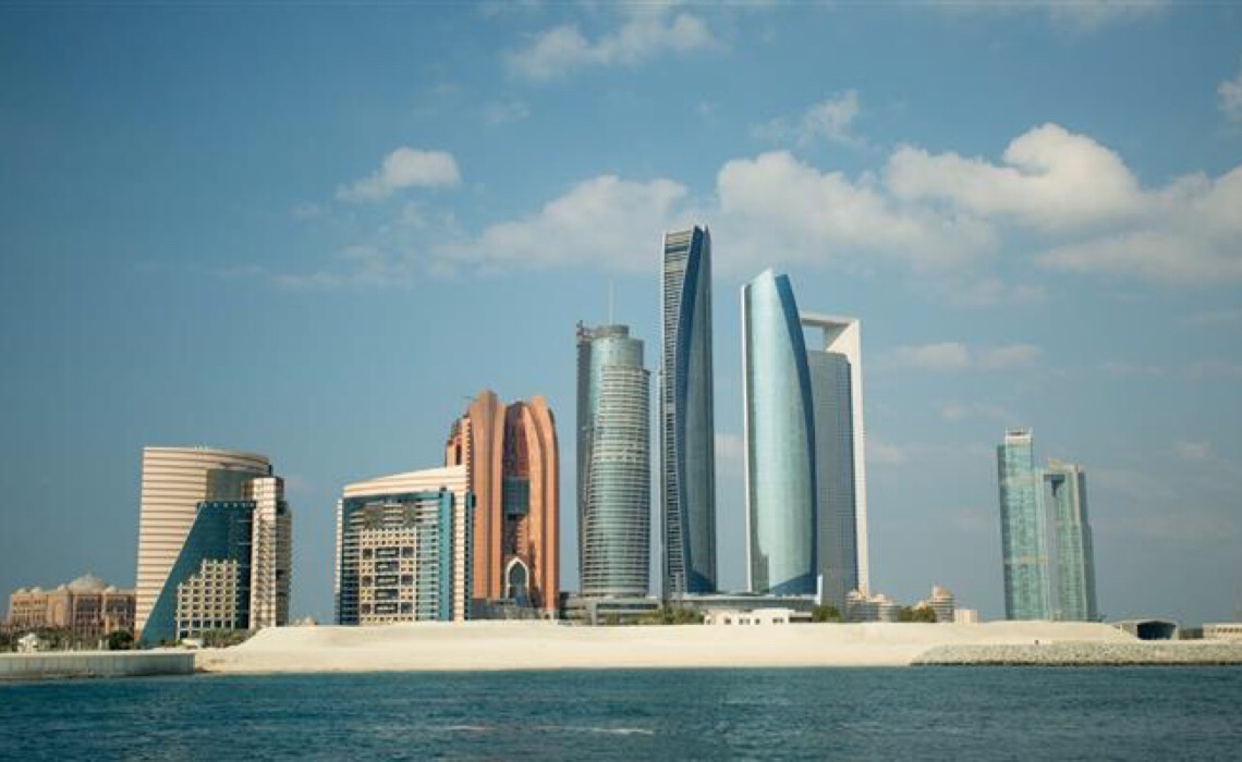 Abu Dhabi passa a vacinar visitantes contra a Covid-19