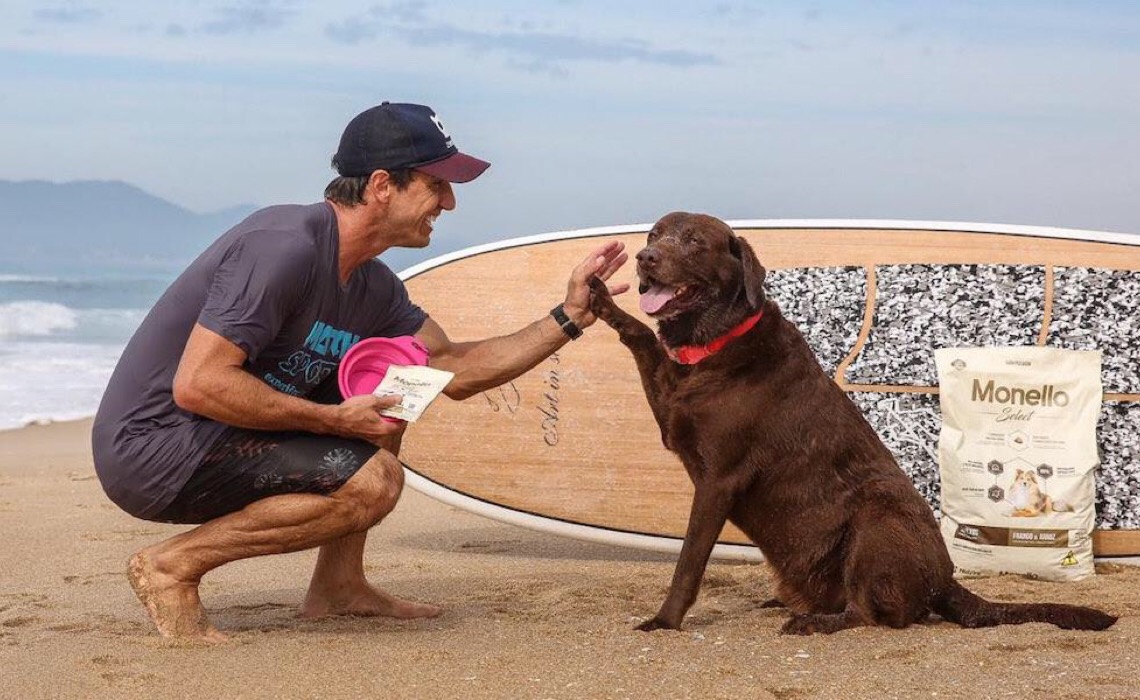 Nutrire e cão surfista: Uma parceria de alta performance pelo meio ambiente