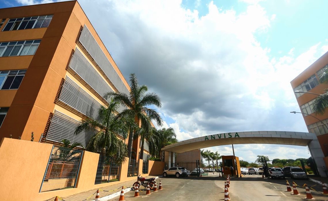 Anvisa alerta para casos de doenças após vacinação contra a Covid-19