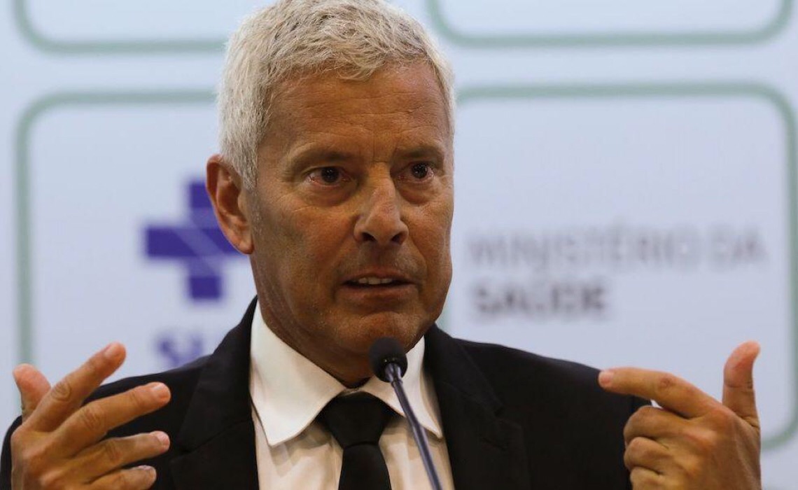 Antecipar 2ª dose pode atrasar vacinação por idade, diz João Gabbardo