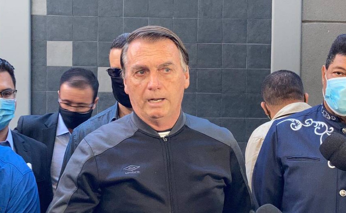 “Propina, é pelado na piscina”, diz Bolsonaro defendendo Pazuello e Franco das acusações