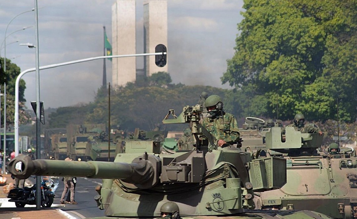 Quando faltam argumentos, sobram tanques de guerra