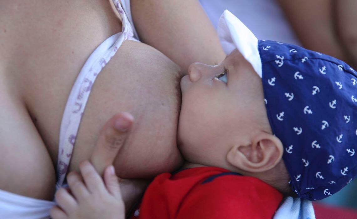 Anticorpos contra Covid-19 podem passar para bebês pelo leite materno