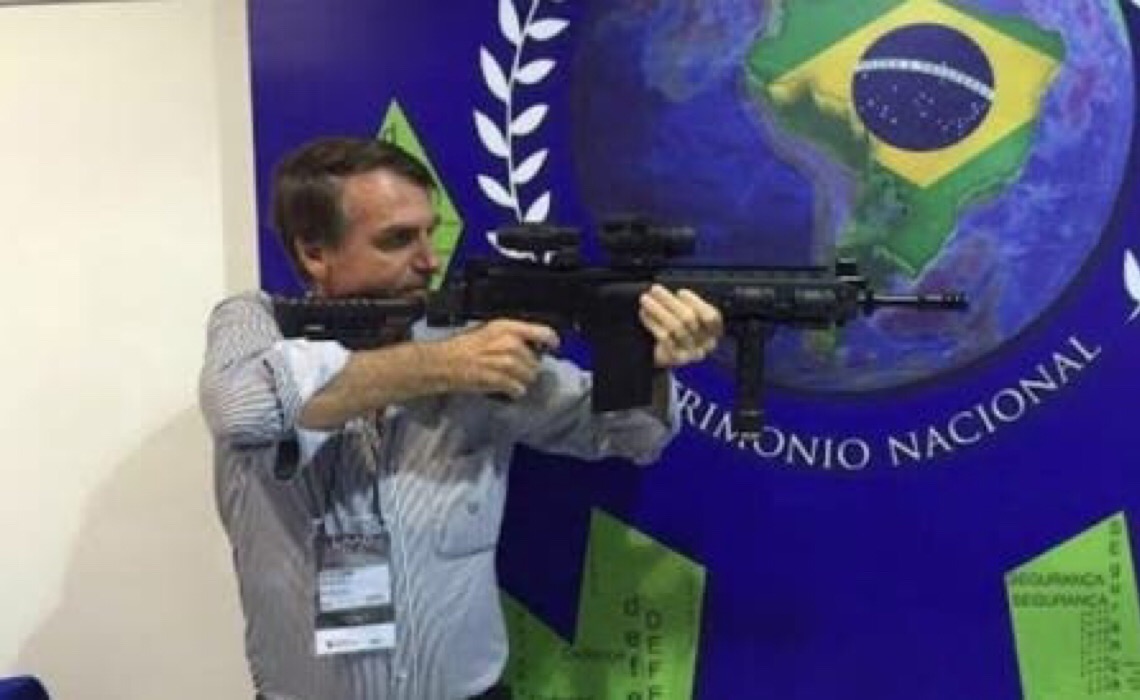 O apagão de Bolsonaro, que agora quer fuzis nas mãos de seus milicianos