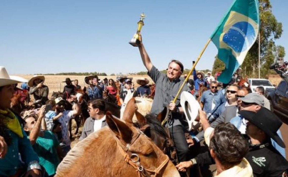 Bolsonaro evoca cena histórica exatamente como Hugo Chávez