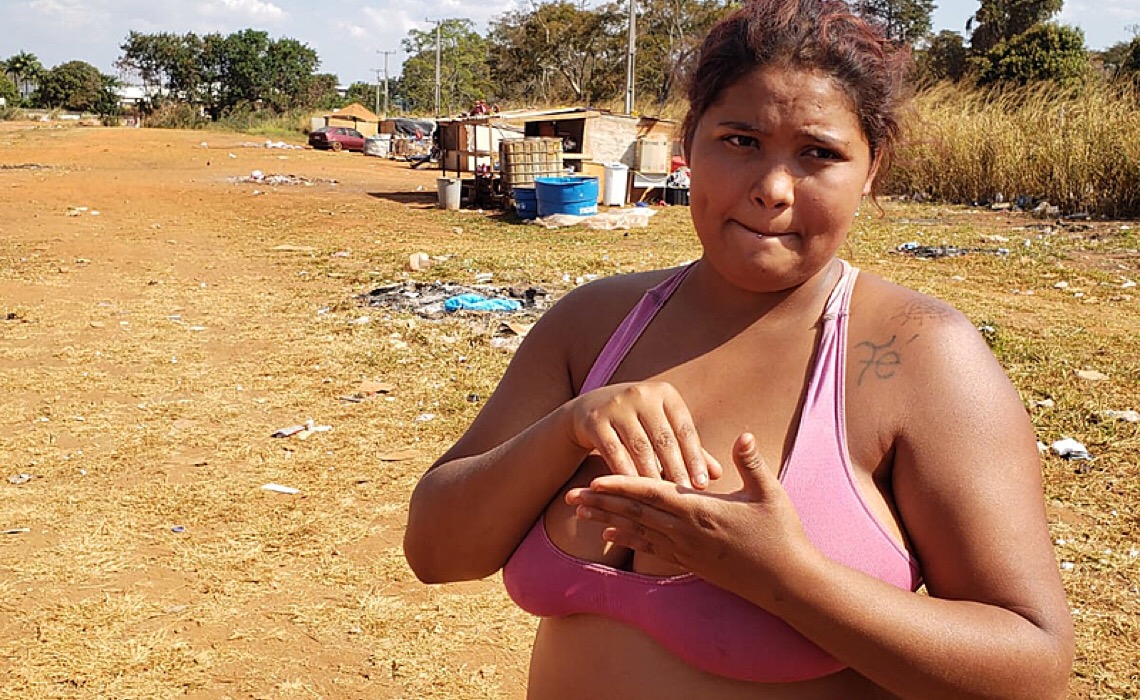 Sem teto e sem comida: Na capital do Brasil, só doações salvam famílias da fome