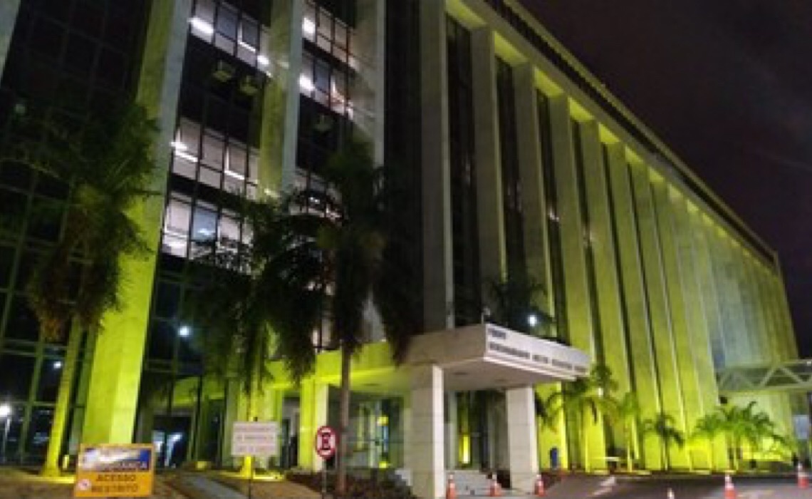 Tribunal de Justiça do DF apoia campanha de prevenção ao suicídio e se ilumina de amarelo