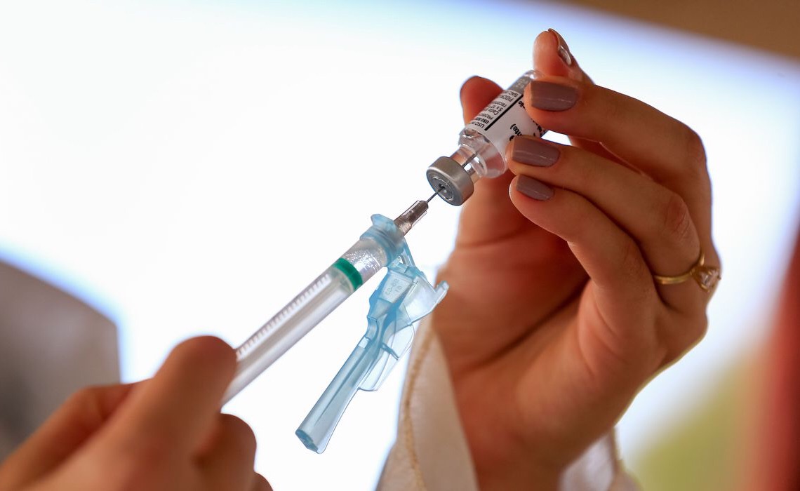 Pandemia não acaba se 3ª dose vier antes dos países pobres