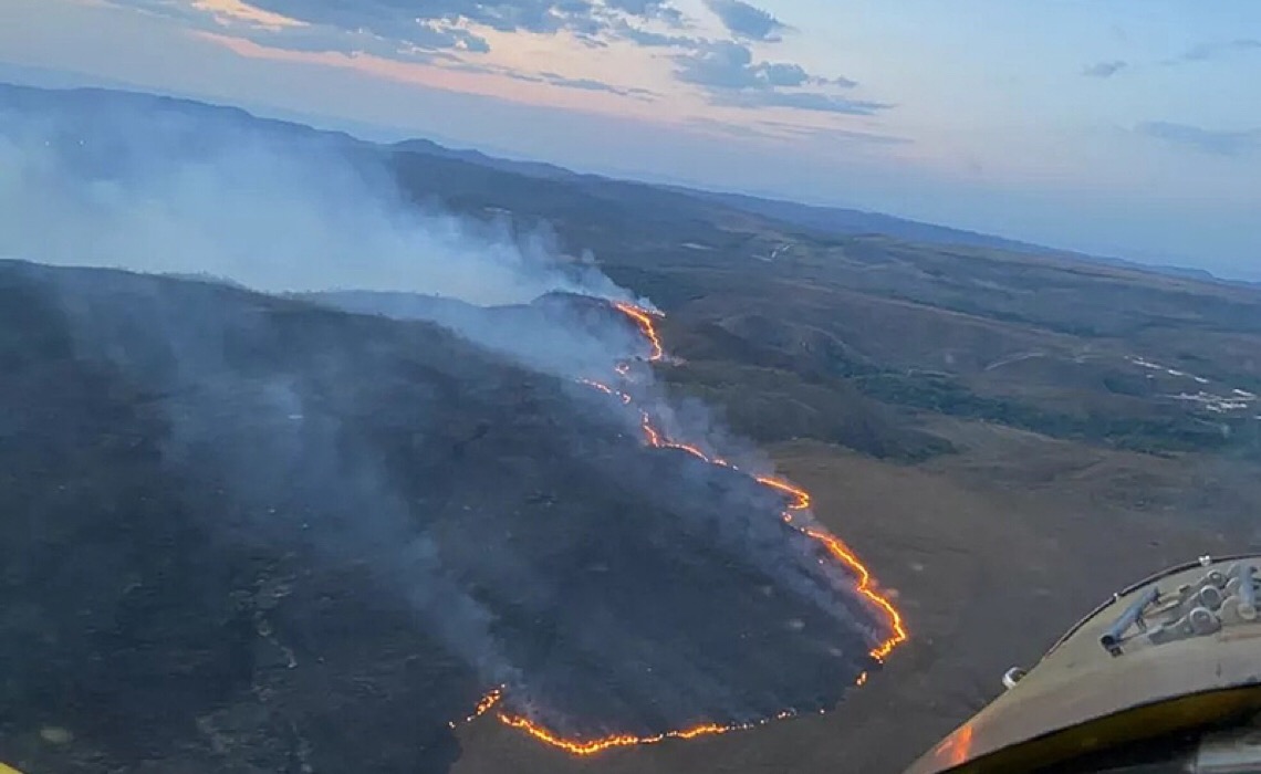 Incêndio na Chapada dos Veadeiros já correu 20 quilômetros, ilhou turistas e mobiliza 3 aviões