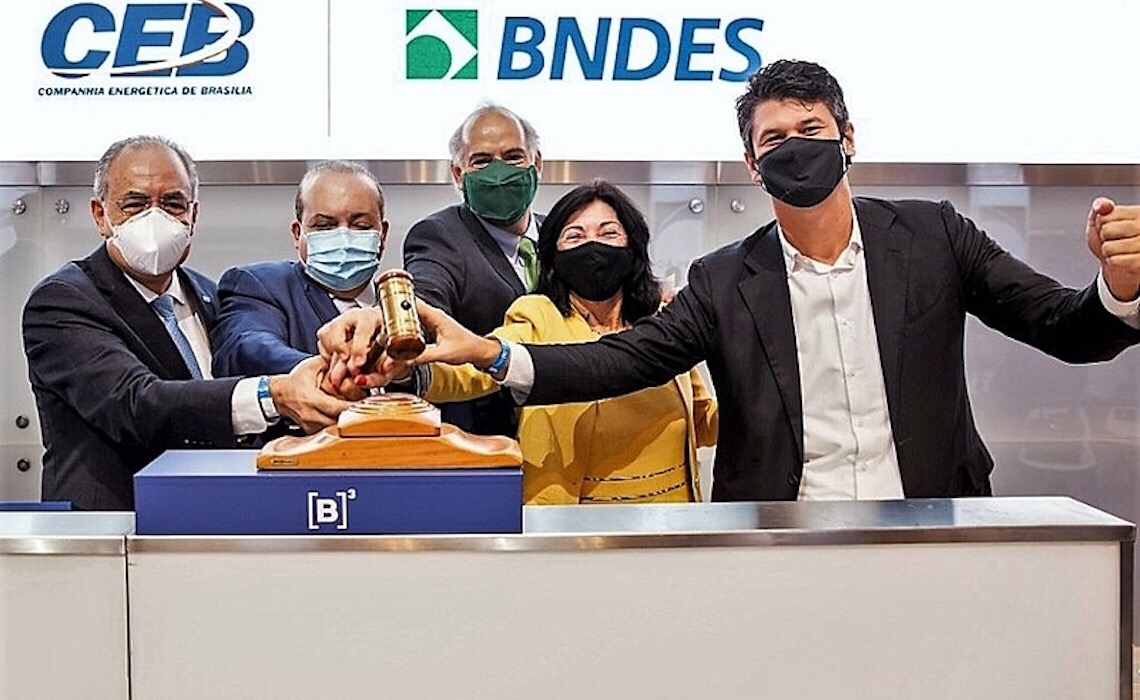 Privatização da CEB confirma a regra: população insatisfeita e investidores com lucros