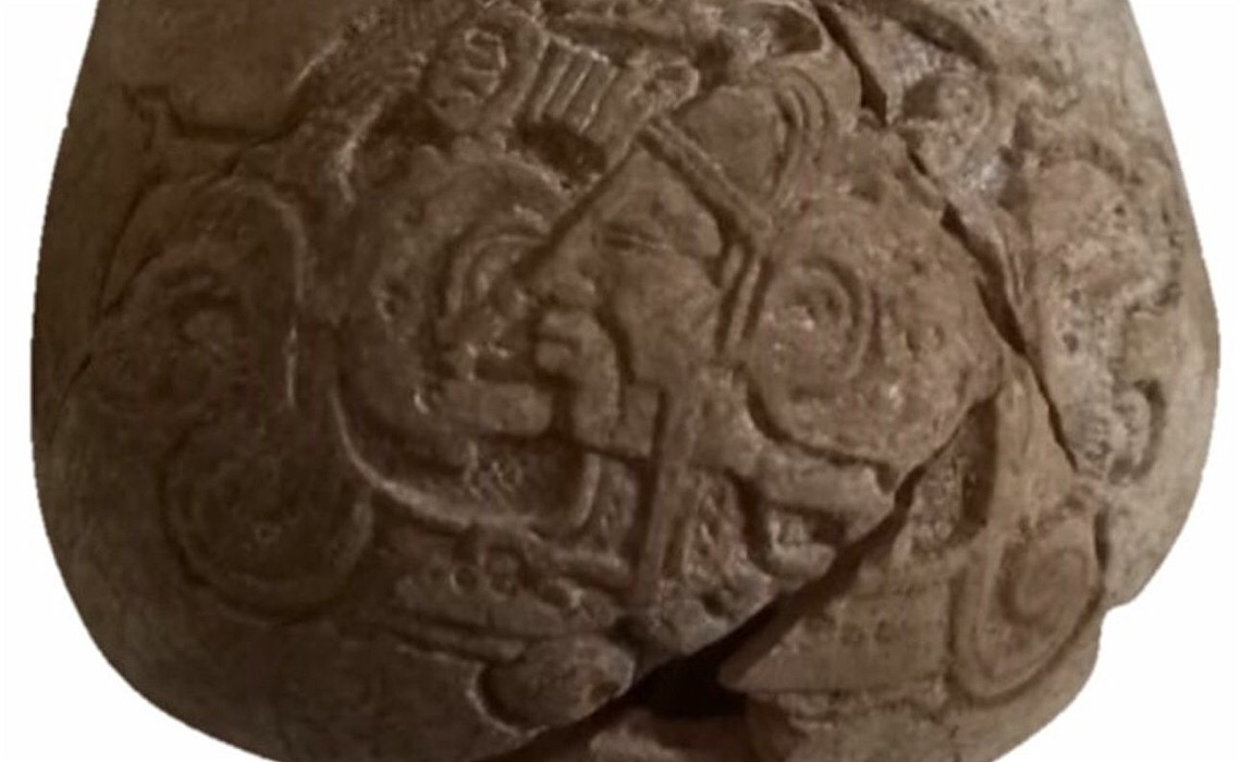 Descoberto no México vaso milenar com texto hieroglífico maia