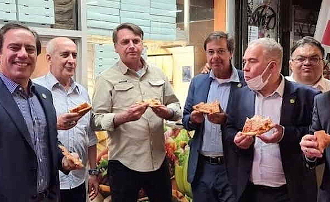 Delegação com covid, pizza na rua, ato em hotel: em 48h, Bolsonaro é notícia 4 vezes em NY