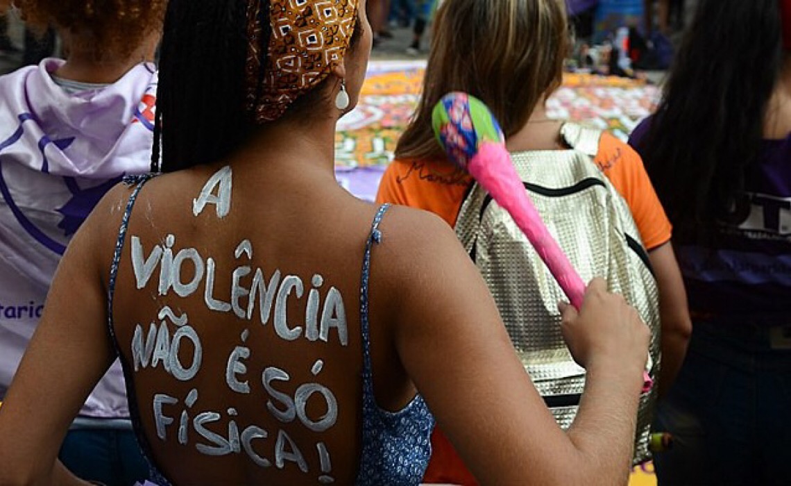 Lei obriga síndico a denunciar violência doméstica; prédio usa botão de socorro