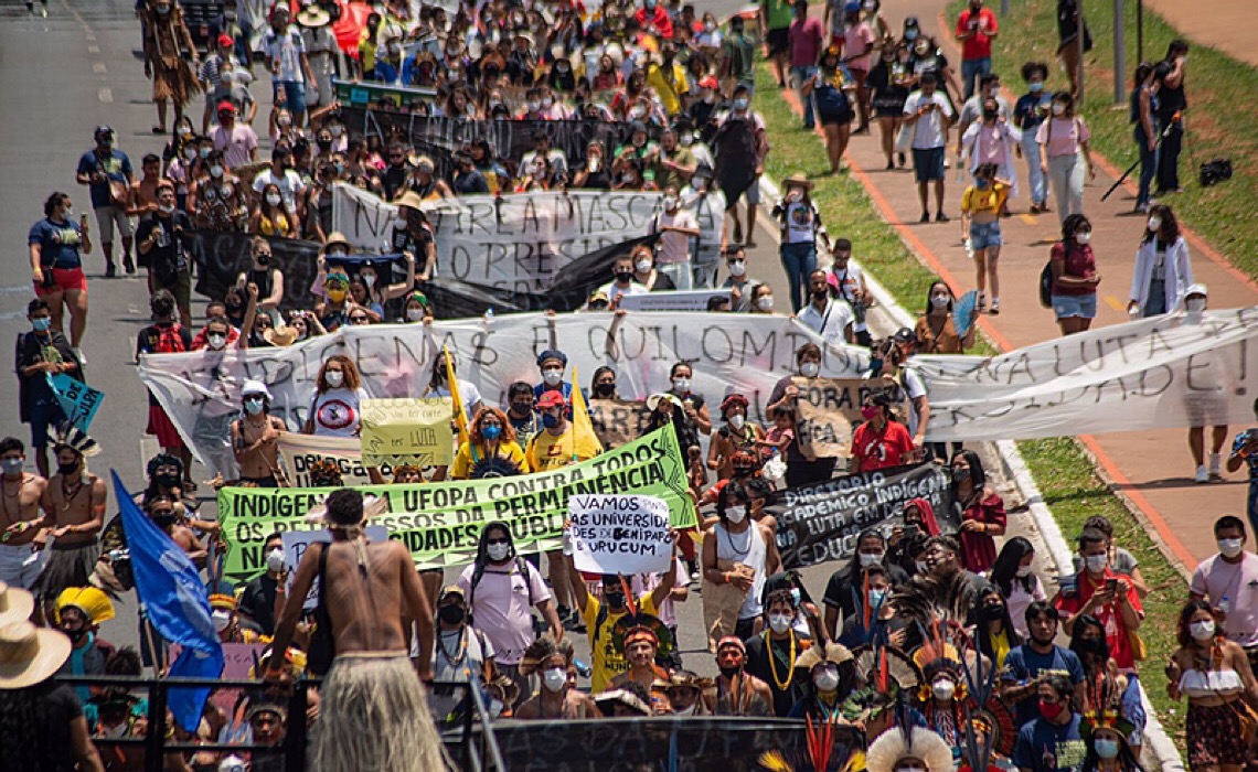 Em Brasília, estudantes denunciam cortes de bolsas pelo Ministério da Educação