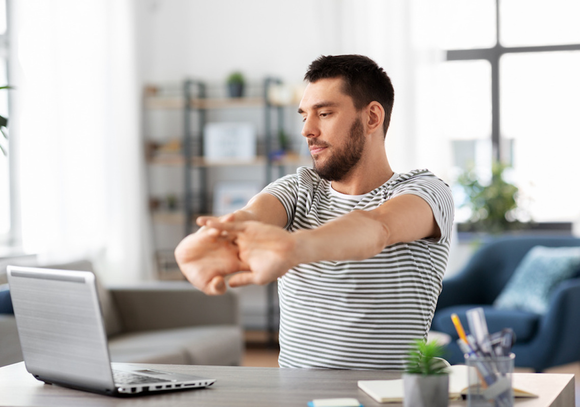 Regime home office exige alguns cuidados com o corpo; especialista dá dicas