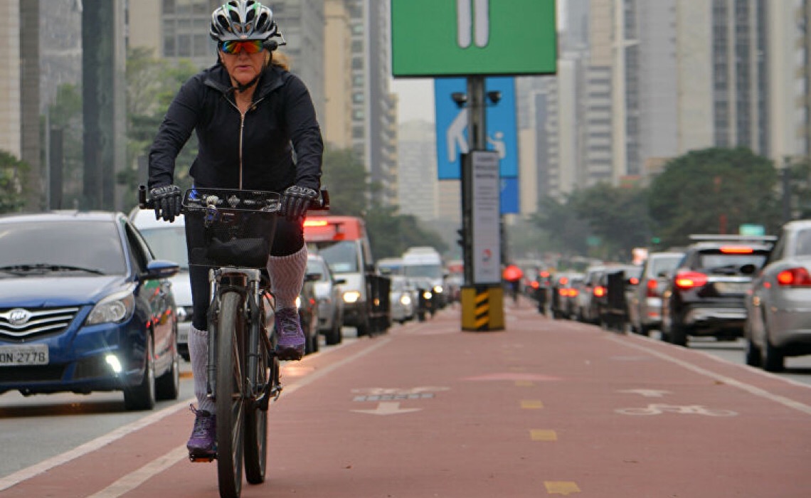 Gestão do trânsito no Brasil ainda é focada no carro e não no cidadão ou ciclista, diz ativista