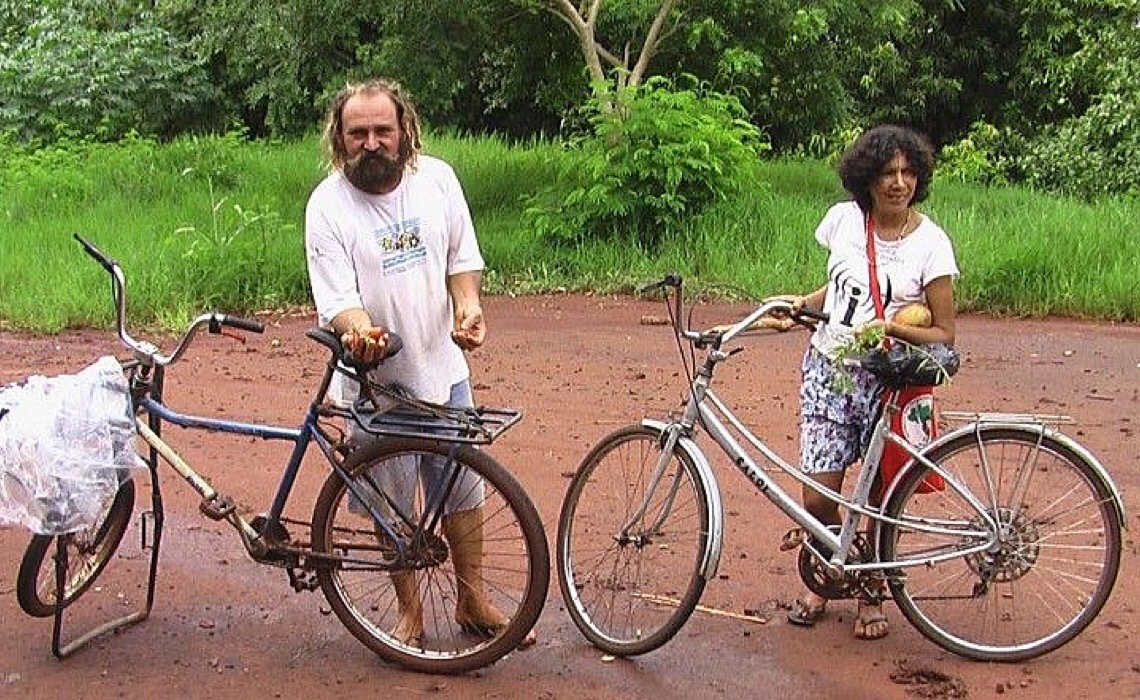 Por que um casal viajou mais de 10 mil quilômetros de bicicleta em busca de sementes?