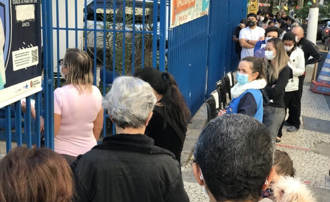 'Ainda há quem defenda o absurdo', diz médico brasileiro sobre grupos e governantes antivacinas