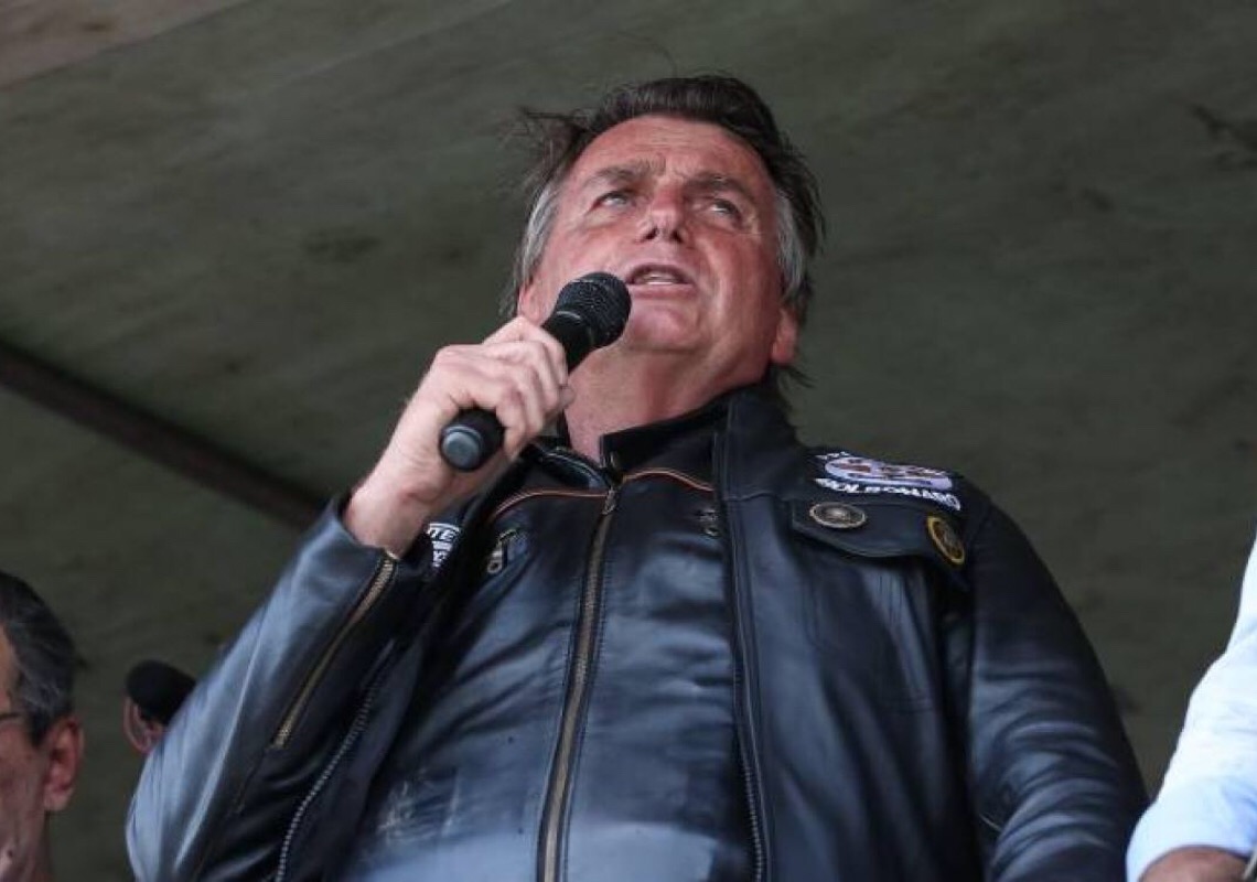 Deputados apresentam notícia-crime contra Bolsonaro por live sobre aids e vacina