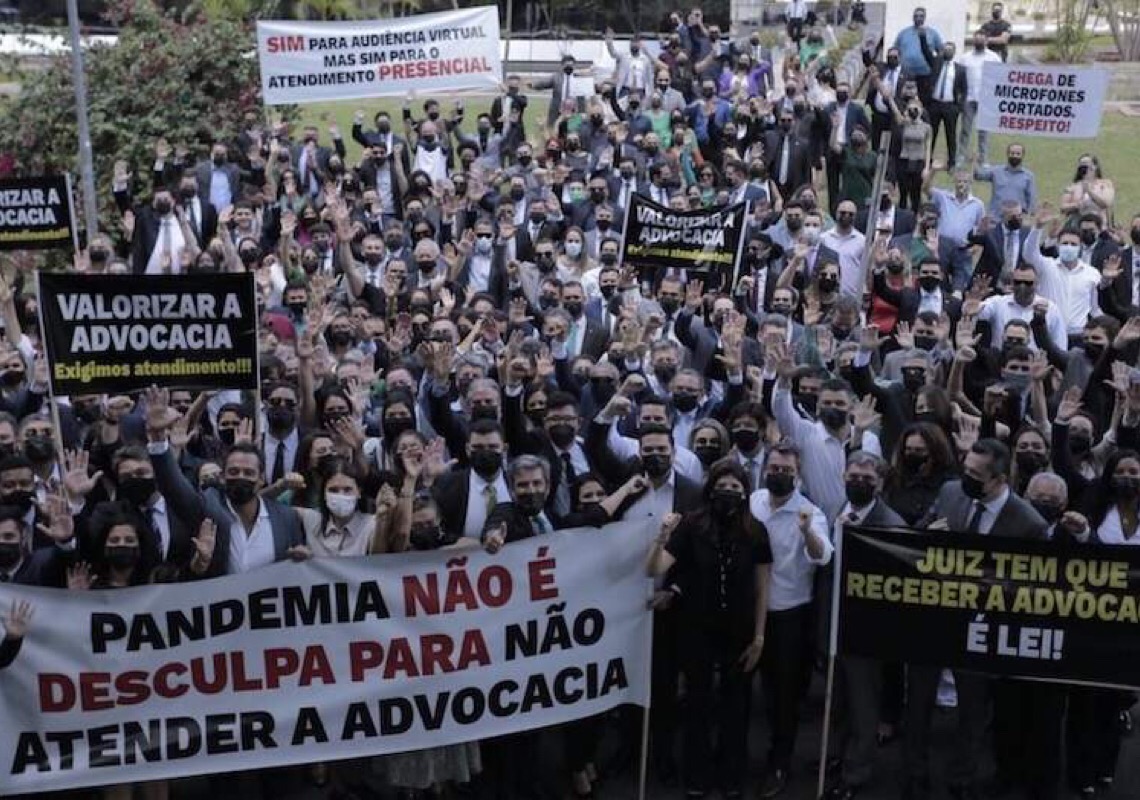 Protesto de advogados em Brasília exige juízes de volta ao trabalho presencial