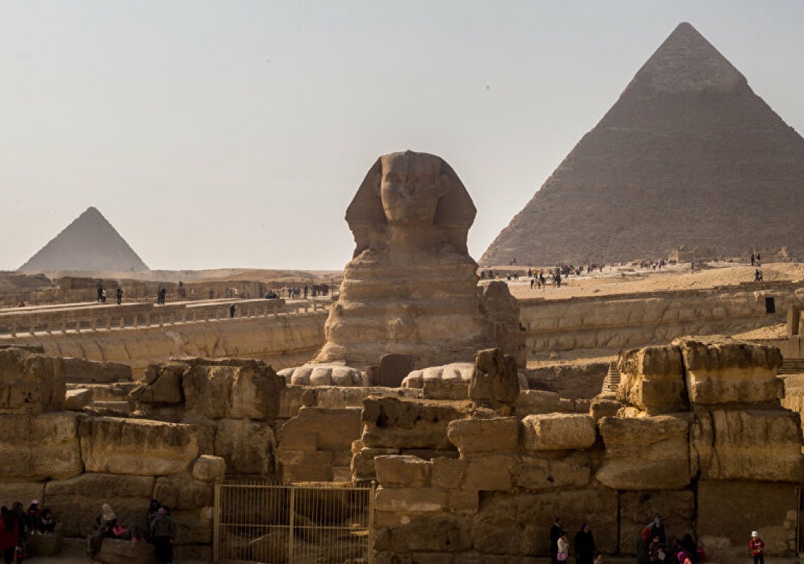 Cabeças de carneiro gigantes em pedra são descobertas em Luxor, no Egito