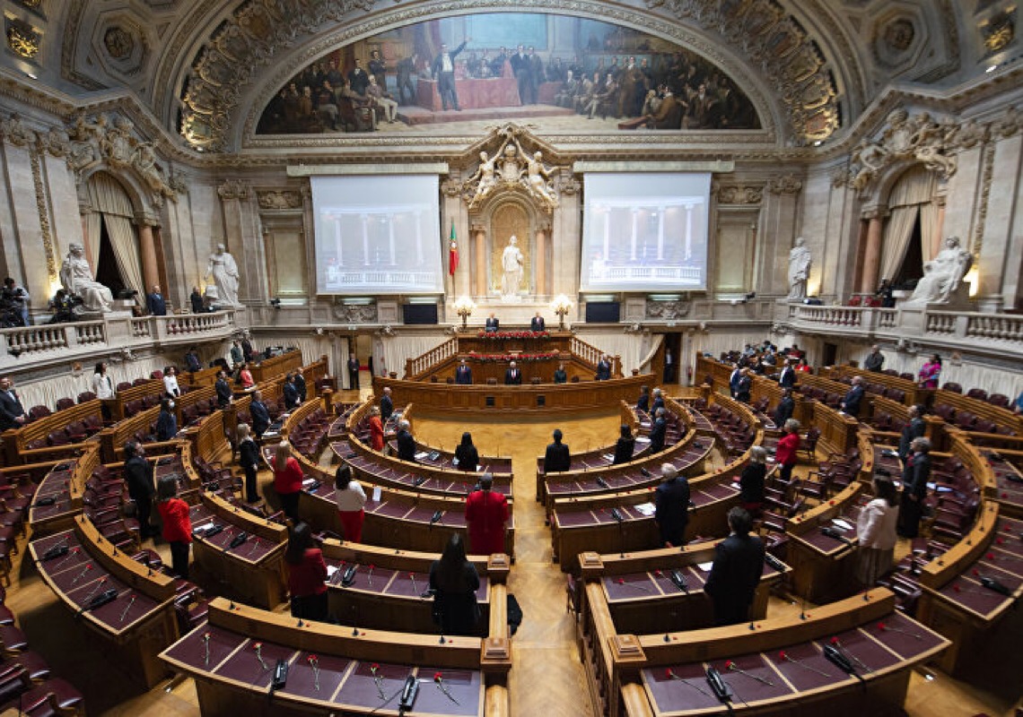 Eleições antecipadas? Parlamento português reprova Orçamento e governo socialista pode cair