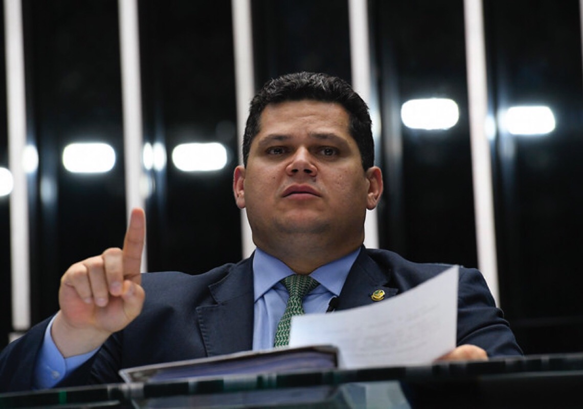 Alcolumbre costura estratégia para abafar rachadinha