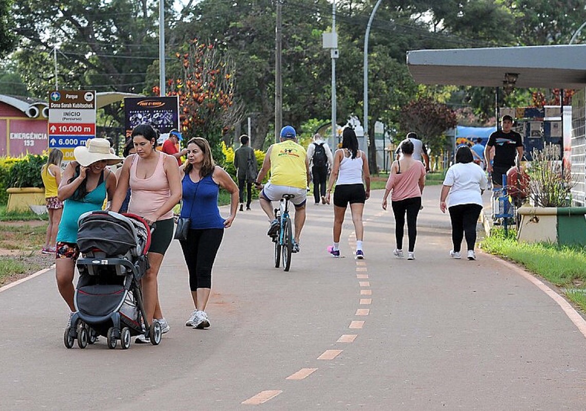 Flexibilização do uso de máscara começa a valer no Distrito Federal; entenda as regras