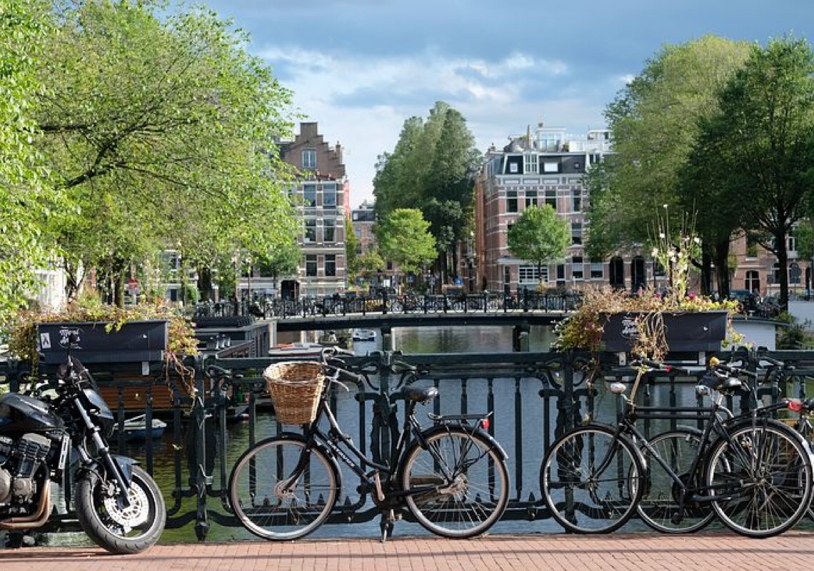 Protesto na Holanda contra medidas de combate à covid deixa feridos