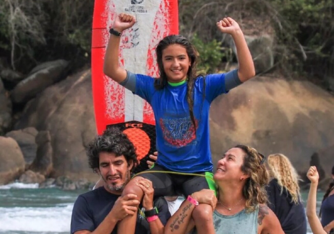 Sophia Medina ganha etapa internacional de surfe e repete feito do irmão Gabriel