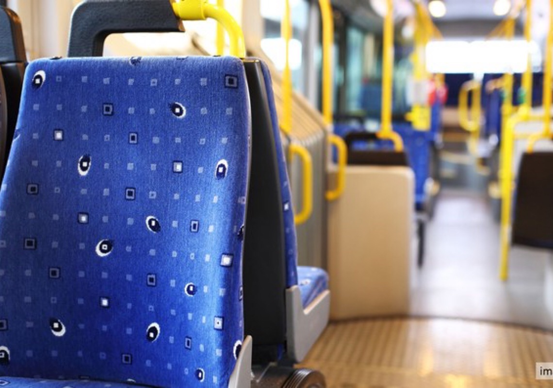 Passageira que fraturou coluna após queda em ônibus deve ser indenizada