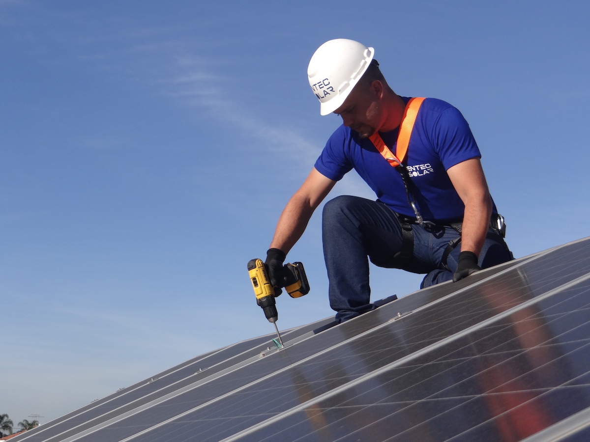 Mais de 50% das instalações de painéis solares no Brasil é feita por financiamento