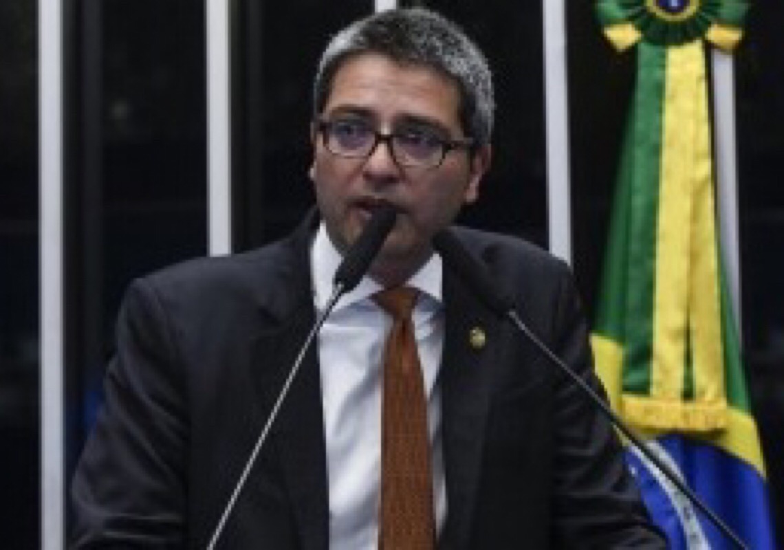 Líder do PL contraria Bolsonaro e cobra passaporte da vacina