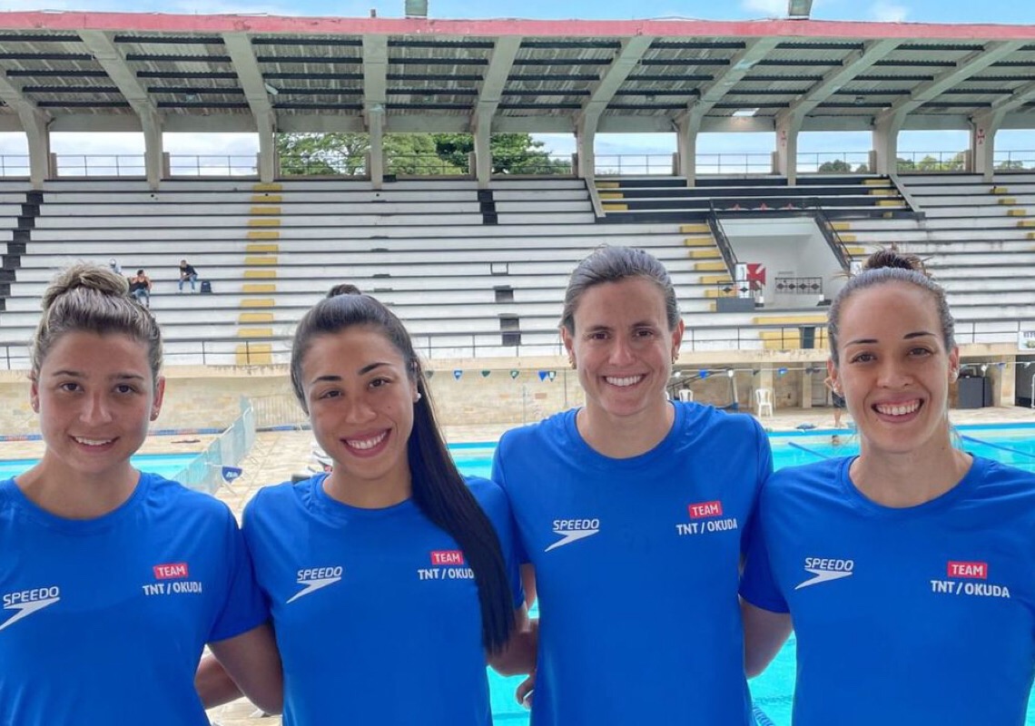 Quarteto feminino bate recorde mundial de natação master na prova do revezamento