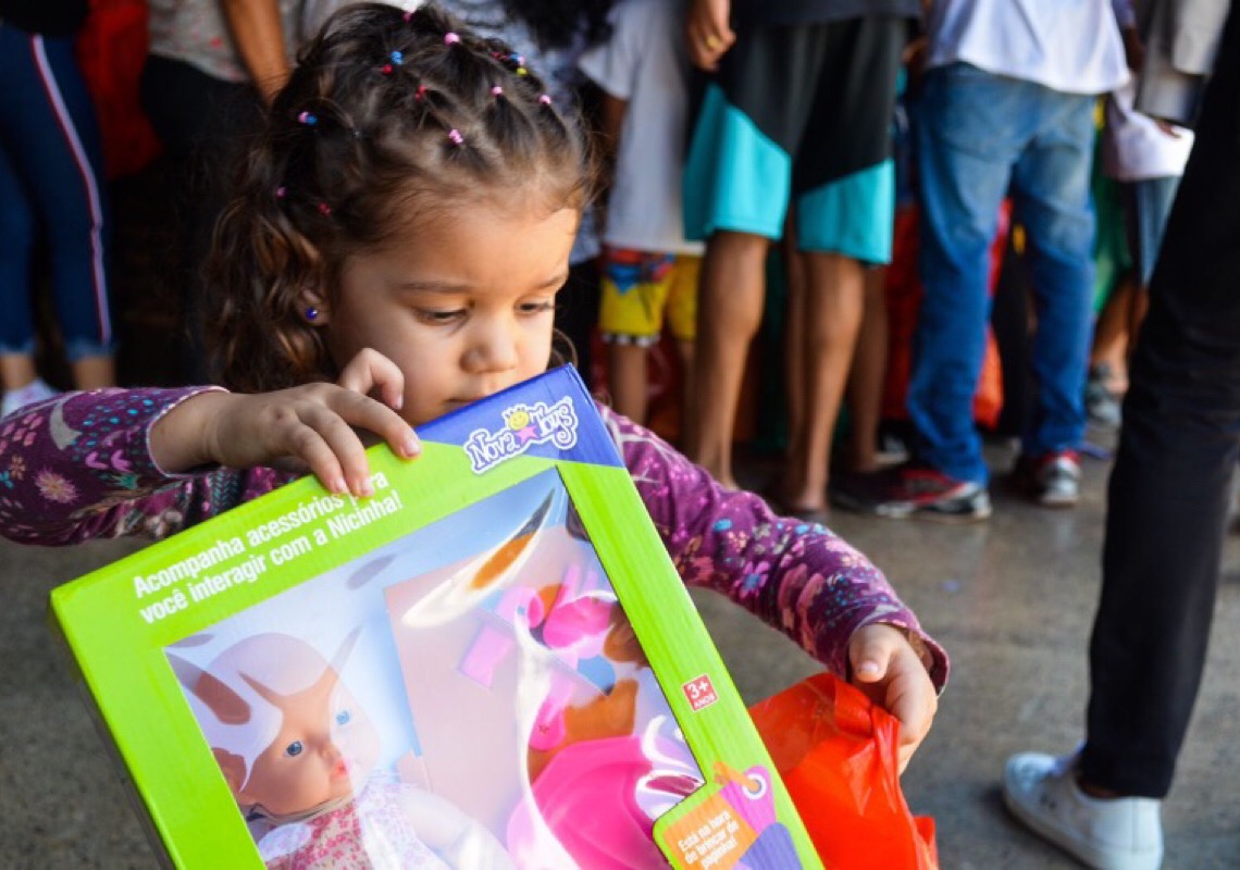 Diretor-Geral do Detran/DF, Zélio Maia entrega brinquedos arrecadados pela campanha Natal Feliz