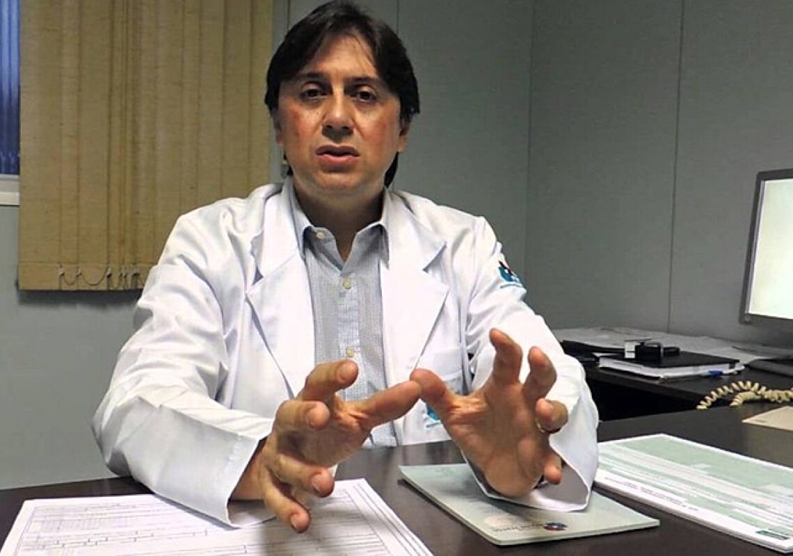 “É mais sensato manter as restrições e garantir um 2022 melhor”, avalia infectologista