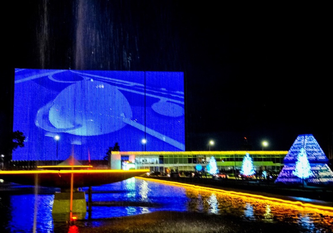 Capital de todos os brasileiros totalmente iluminada para o Natal