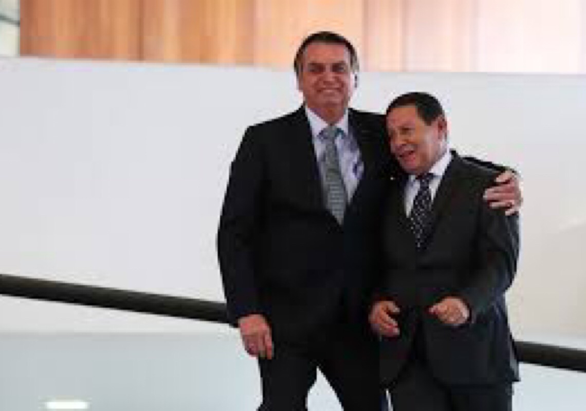 Por que Mourão voltou a bater continência para Bolsonaro