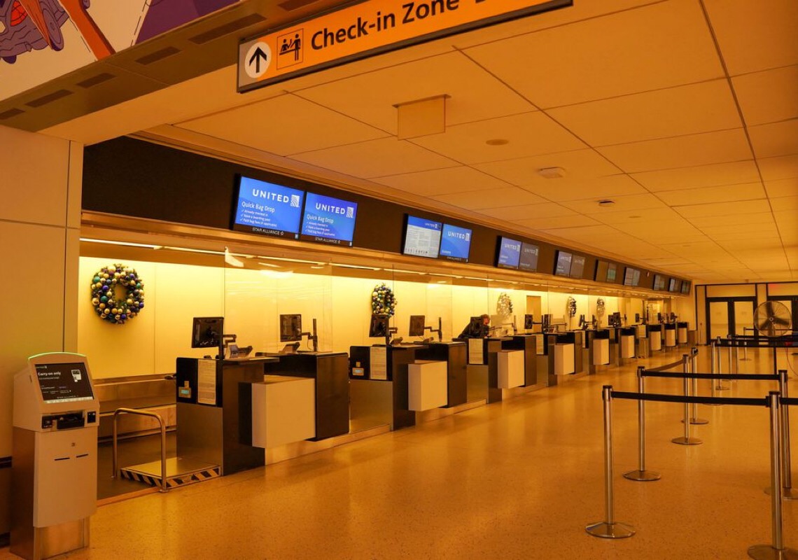 Americanos mantêm planos de viagem; empresas cancelam dezenas de voos