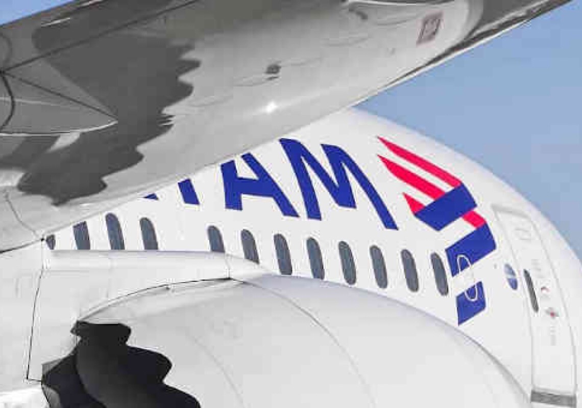Latam cancela voos após aumento de casos de covid-19 e influenza