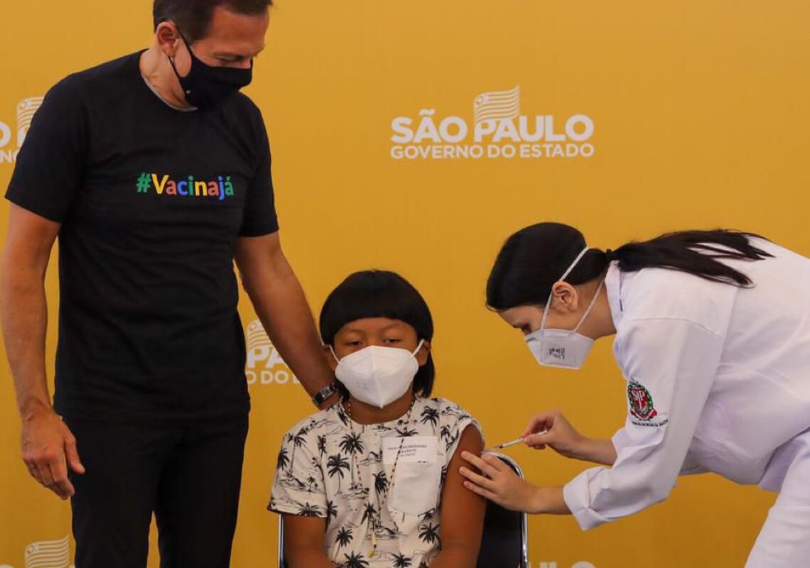 Indígena é a 1ª criança vacinada contra a Covid-19 no país