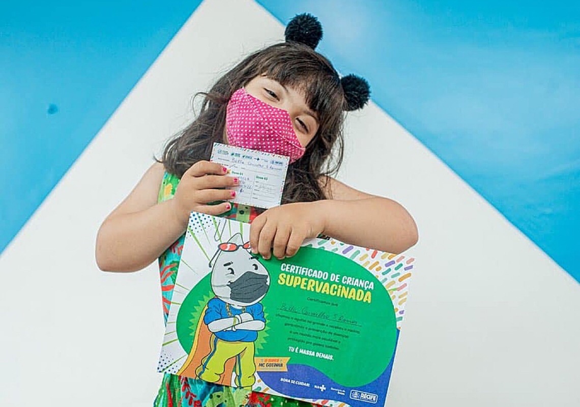 No Recife, crianças vacinadas contra a covid-19 ganham livro de presente
