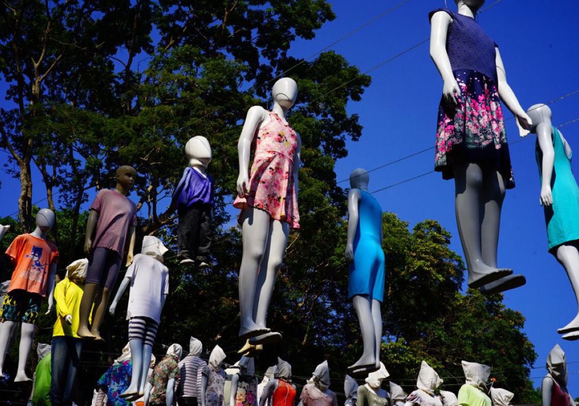 Obra de Siron Franco, com manequins, lembra mortos por Covid-19