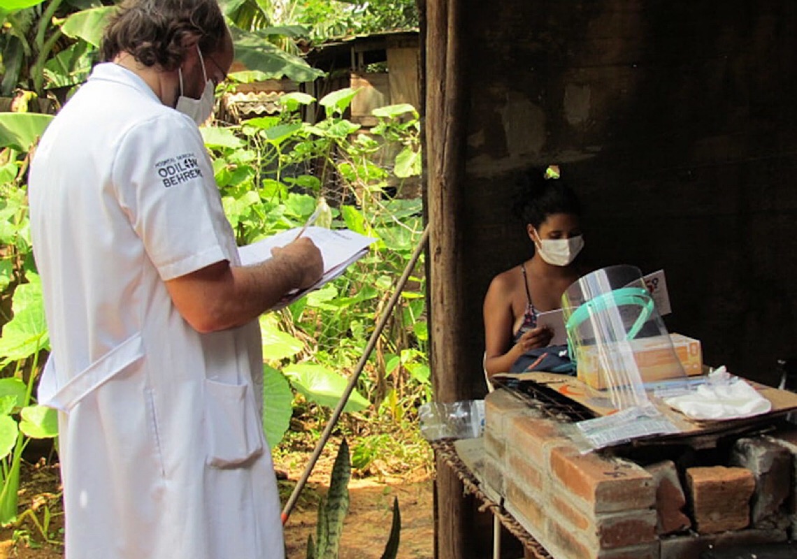 Médicos de Minas fazem mutirão para reconstruir posto de saúde do MST