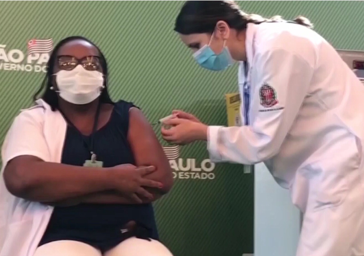 Primeira vacinada do Brasil deseja um 2022 com 100% vacinados e sem uso de máscara