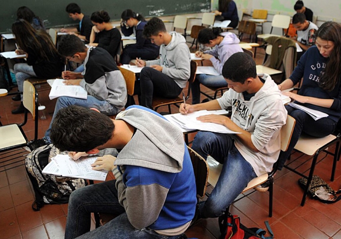 Professores alertam sobre superlotação nas escolas em volta às aulas no DF