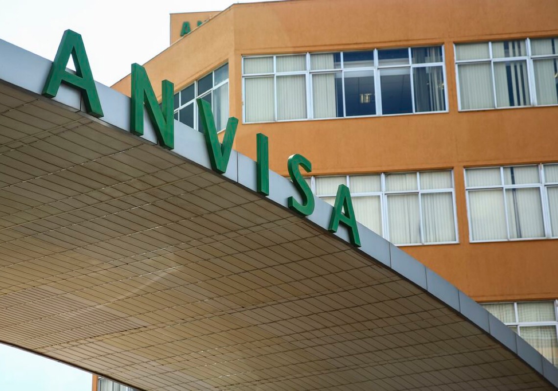 Anvisa alerta que 50 Ervas Emagrecedor está proibido no Brasil