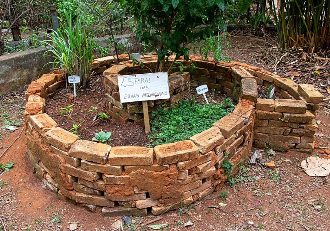 Pouco espaço para plantar em casa? Aprenda a fazer uma horta em espiral