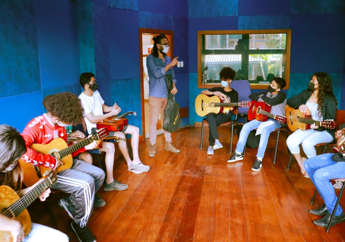 Além da diversão e educação, a música desempenha importante papel social