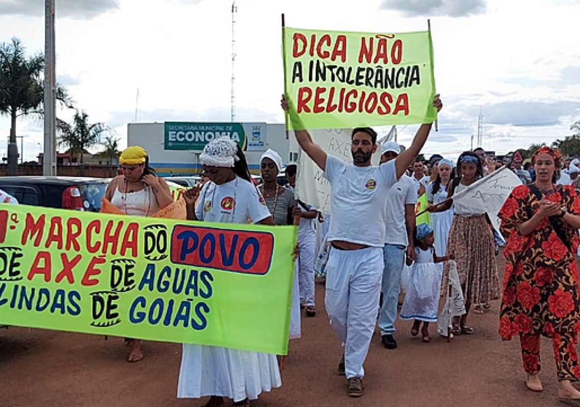 Centenas de pessoas marcham contra intolerância religiosa no Entorno do DF